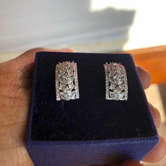 Silver diamond finish studs - Picture 10 of 11
